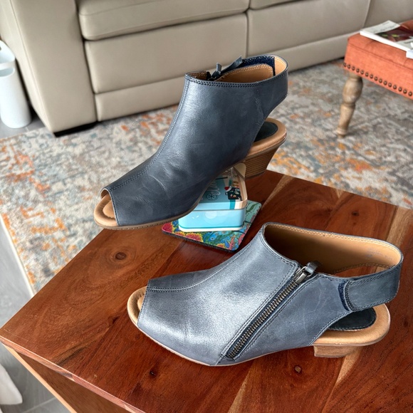 Earth Shoes - Earth Kristy Blue Peep Toe Bootie Sz 8